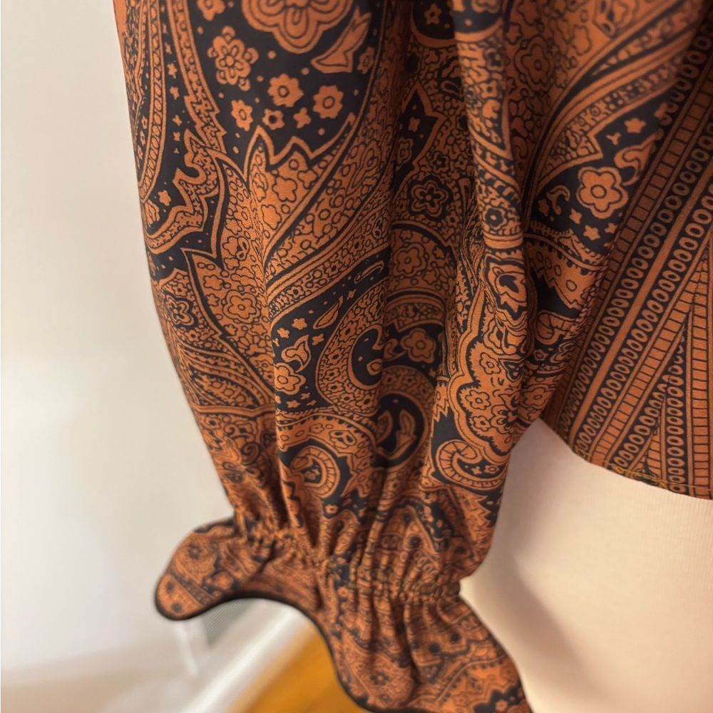 NWOT LOVE THE LABEL Paisley Print Women's Top in Brown and Black S - Picture 3 of 5